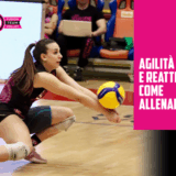 Giocatrice di pallavolo in posizione di difesa pronta a ricevere la palla, con il testo "Agilità e Reattività: Come Allenarli"