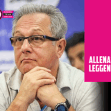 Primo piano dell'allenatore Julio Velasco, con il testo "Allenatori Leggendari"