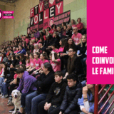 Spettatori seduti sulle tribune di una palestra durante una partita di pallavolo, con il testo "Come Coinvolgere le Famiglie"