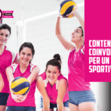 Giocatrici di pallavolo sorridenti con palloni in palestra, con il testo "Contenuti Coinvolgenti per un Team Sportivo"
