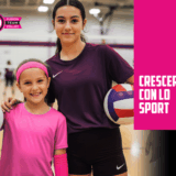 Bambina e adolescente sorridenti in palestra con palloni da pallavolo, con il testo "Crescere con lo Sport"