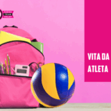 Zaino scolastico rosa e palla da pallavolo colorata, simboli dell'equilibrio tra sport e studio per le atlete giovanili del Fusion Team Volley.