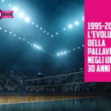 Campo da pallavolo illuminato in uno stadio, con il testo "1995-2025: L'Evoluzione della Pallavolo Negli Ultimi 30 Anni"