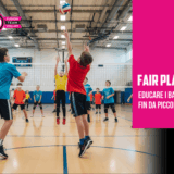 Bambini giocano a pallavolo in palestra mostrando fair play, con il testo "Fair Play: Educare i Bambini Fin da Piccoli"