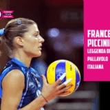 Francesca Piccinini, leggenda della pallavolo italiana, con la maglia della nazionale, tiene in mano un pallone da volley.