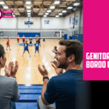 Genitori applaudono e tifano per i loro figli a bordo campo durante una partita di pallavolo in palestra, con il testo "Genitori a Bordo Campo"