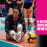 Giocatrice di pallavolo seduta a terra con dolore alla caviglia, con il testo "Il Recupero dopo un Infortunio