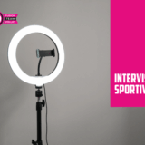 Un ring light con supporto per telefono, con il testo "Interviste Sportive"