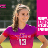 Adolescente giocatrice di pallavolo sorridente con le mani sui fianchi, con il testo "Motivazione e Autostima nei Giovani Sportivi"