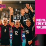 Squadra di pallavolo femminile esulta dopo una vittoria, con il testo "Motivazione e Mentalità Vincente