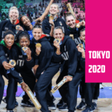 La nazionale italiana di pallavolo femminile con le medaglie olimpiche a Tokyo 2020 che celebra la vittoria.