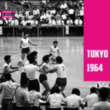 Squadra femminile di pallavolo del Giappone, soprannominata 'Le Streghe dell'Oriente', in azione durante le Olimpiadi di Tokyo 1964.