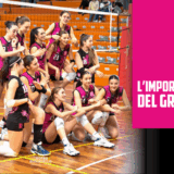 Gruppo di giovani pallavoliste del Fusion Team Volley in campo, che si confrontano e interagiscono, evidenziando l'importanza del lavoro di squadra