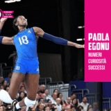 Paola Egonu della nazionale italiana di pallavolo in azione, durante un attacco o una schiacciata in partita