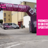 Arco gonfiabile con logo "Fusion Team Volley" all'esterno di un edificio, con il testo "Promozione di un Evento Sportivo"