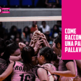 Giocatrici di pallavolo che si uniscono in un huddle, con il testo "Come Raccontare una Partita di Pallavolo"
