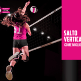 Giocatrice di pallavolo in fase di salto per attaccare a rete, con il testo "Salto Verticale: Come Migliorarlo"