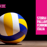 Primo piano di un pallone da pallavolo, con il testo "Storia della Pallavolo Femminile in Italia"