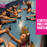 Squadra di pallavolo che esegue esercizi di stretching a terra, con il testo "Stretching Pre e Post Partita"