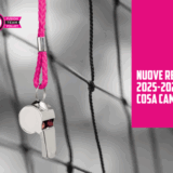 Fischietto appeso alla rete da pallavolo con sfondo sfocato e scritta "Nuove regole 2025-2028: cosa cambia?" - Immagine per articolo Fusion Team Volley
