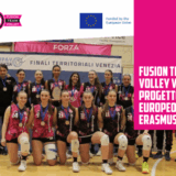 Gruppo di atleti e staff della Fusion Team Volley che celebra la vittoria del progetto europeo Erasmus+ "Identità".